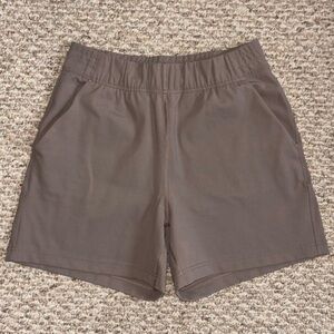 Aritzia The Group by Babaton Weekender Short deep taupe